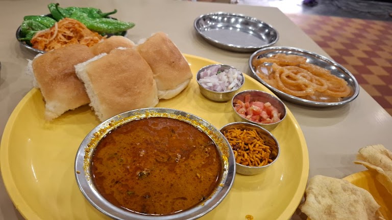 Fafda Jalebi at THAKAR’s JALARAM KATHIYAWADI HOTEL