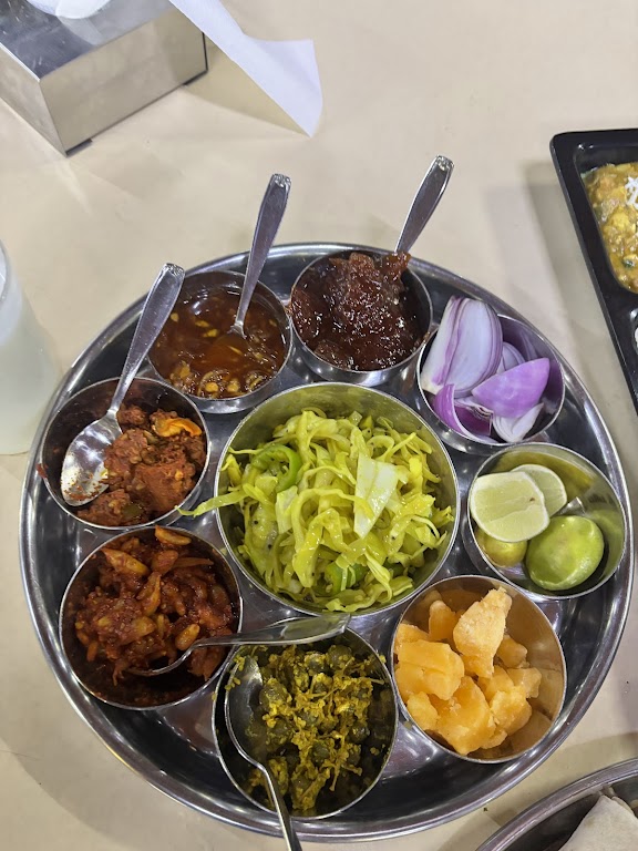 Punjabi Thali at THAKAR’s JALARAM KATHIYAWADI HOTEL